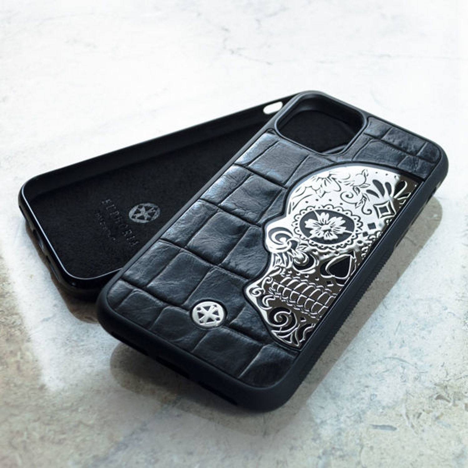 Чехол iphone 15 pro max кожа. Skull Leather Black - кожаный чехол iphone с мас21. Кожаный чехол на айфон 13. Чехол с металлическими черепами. Чехол на айфон 13 с металлической вставкой.