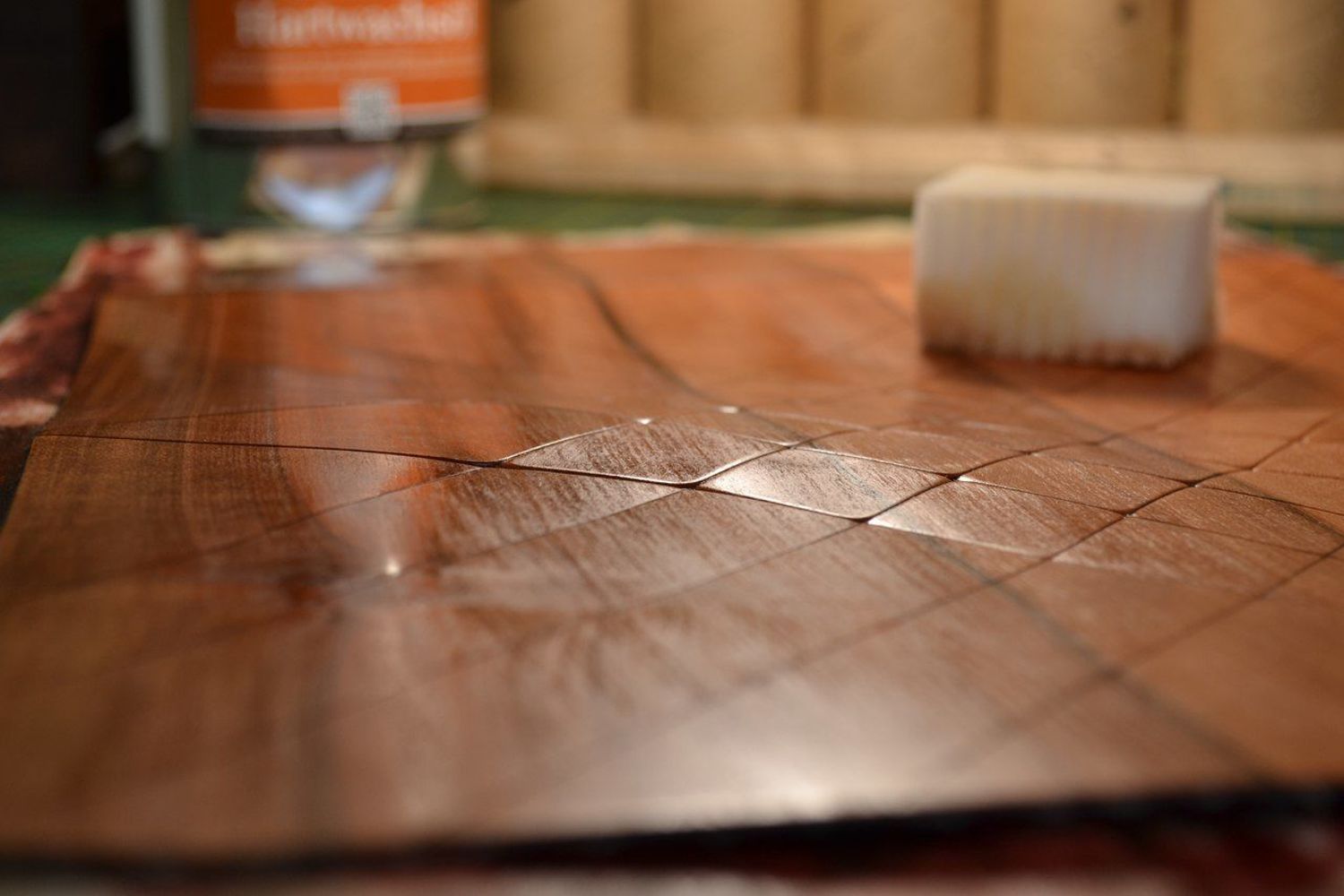 лист шпона. склейка шпона. трубка из шпона. шпонирование криволинейных поверхностей. склейка шпона.