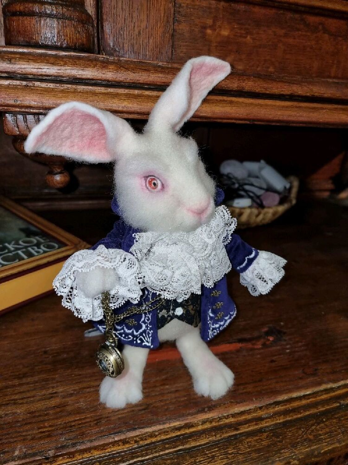 Photo №2 к отзыву покупателя Mashenka skromnaya о товаре Белый кролик из Алисы в стране чудес заяц игрушка из шерсти