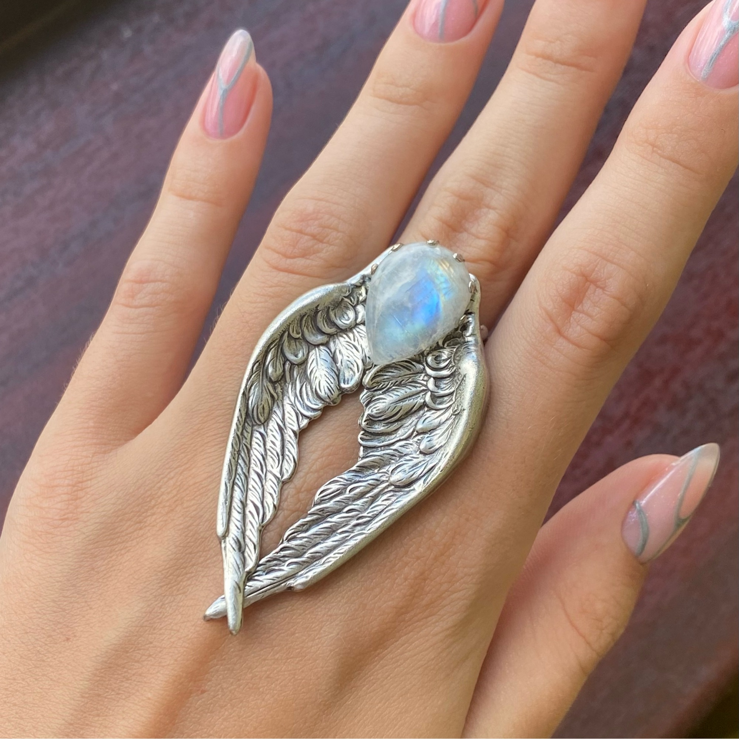 Photo №1 к отзыву покупателя Darya о товаре Кольцо серебряное "Сердце Ангела" Лунный камень для Анны