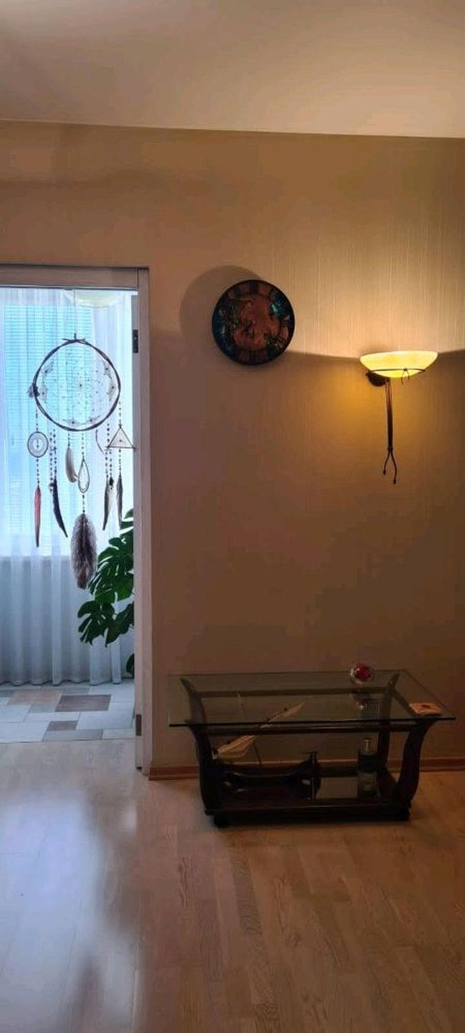 Photo №4 к отзыву покупателя Horosheva Irina о товаре Часы настенные из массива ясеня с диорамой тайги с соснами, морем