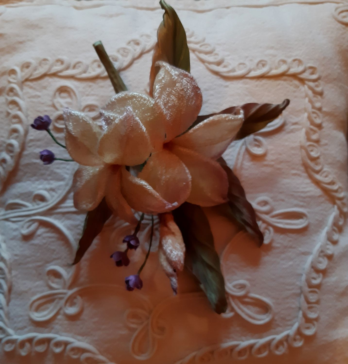 Фото №2 к отзыву покупателя @Ulitka / Igrushki о товаре Цветок из ткани бархатная брошь Райский уголок