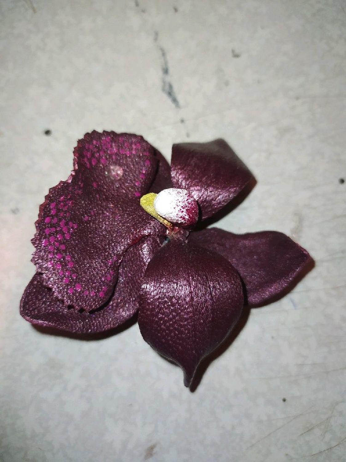 Фото №4 к отзыву покупателя Любовь Фёдорова о товаре Заколка цветок из кожи Орхидея. Винная жемчужина. и еще 2 товара