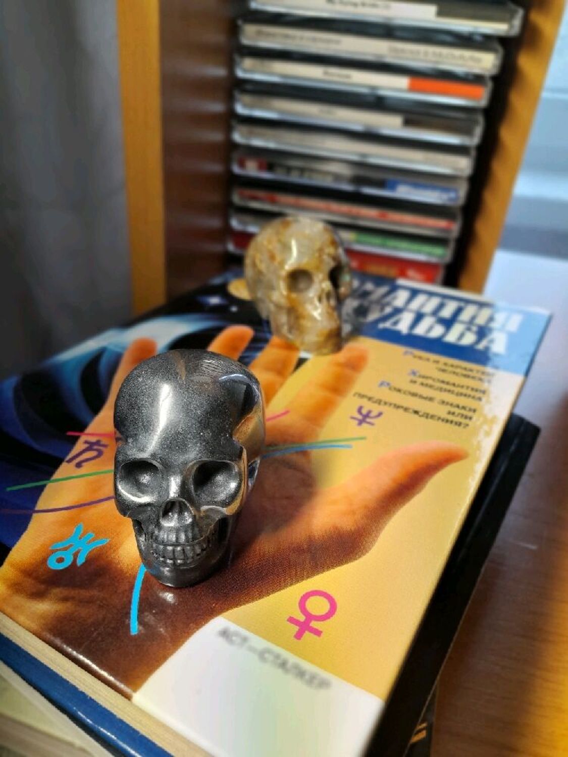 Фото №1 к отзыву покупателя Стоякова Ксения о товаре Резной череп из гематита.Резьба по камню. и еще 1 товар