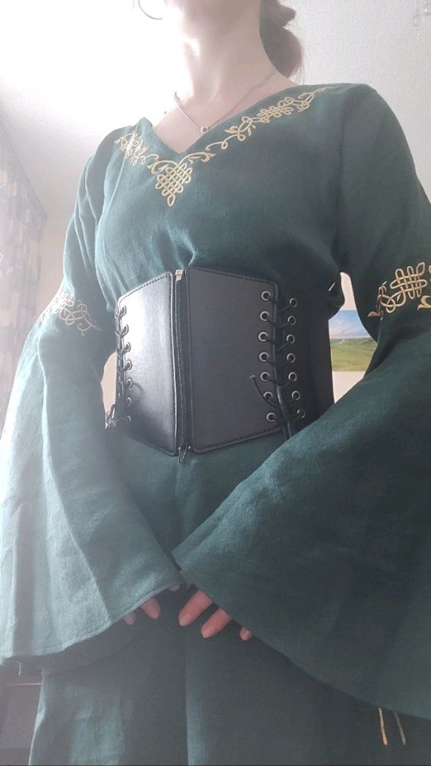 Photo №1 к отзыву покупателя Anna о товаре Платье льняное с кельтским орнаментом Одежда для субкультур