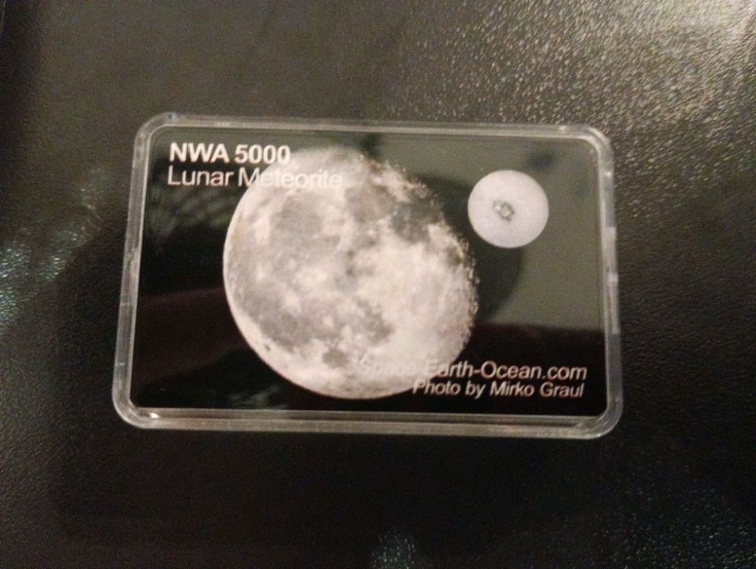 Фото №1 к отзыву покупателя DEEPWATERHOR о товаре NWA5000 Лунный метеорит 4мг с Сертификатом IMCA в Подарочном боксе