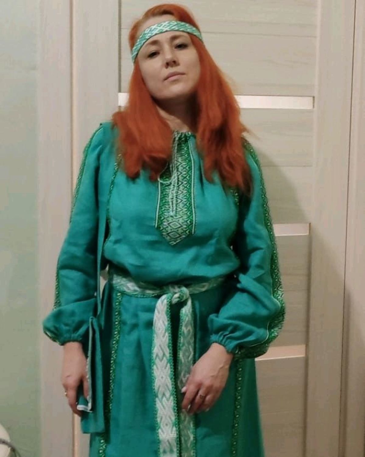 Фото №1 к отзыву покупателя Ирина Головнева о товаре Платье из льна обережного кроя Изумруд