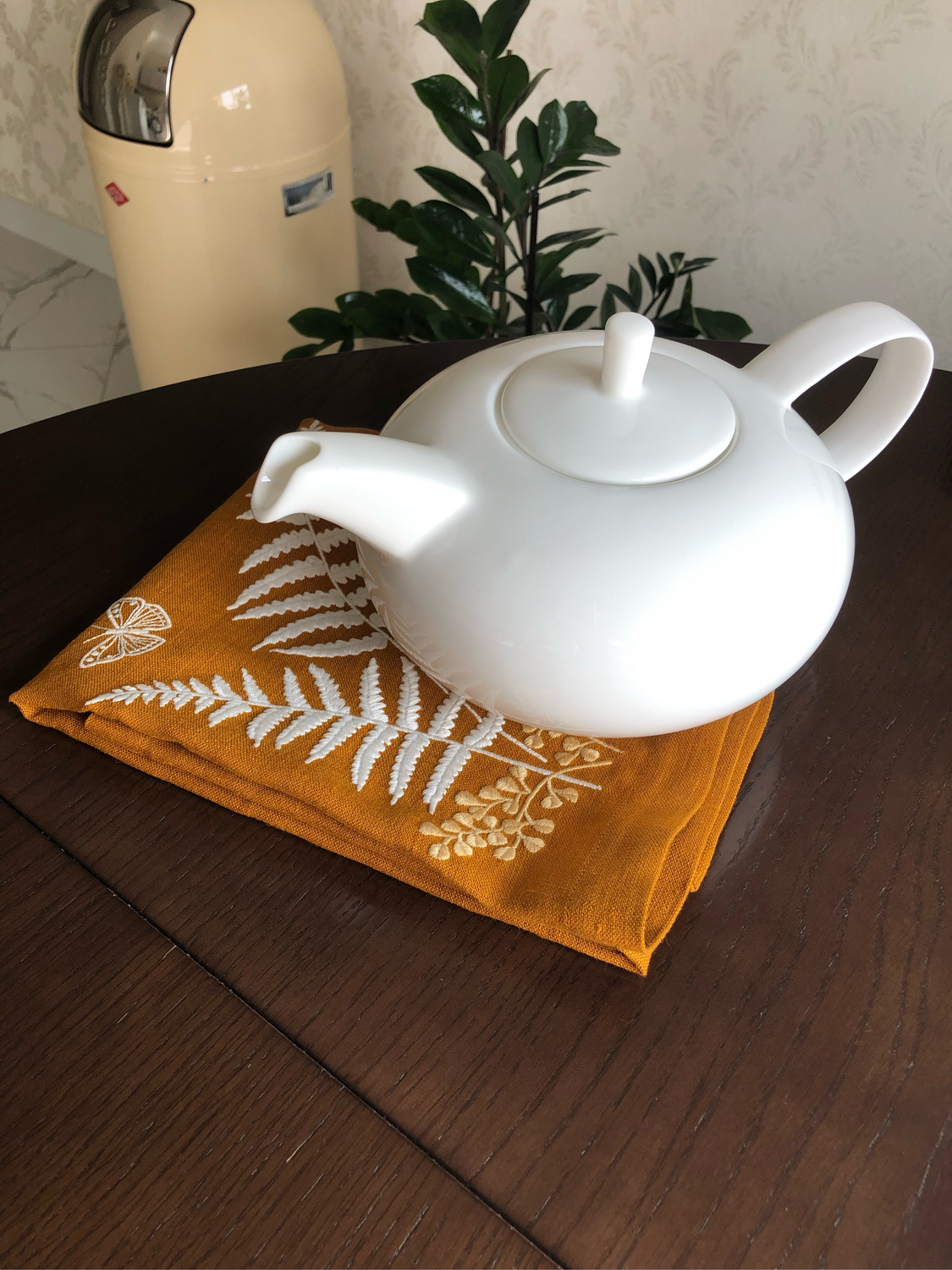 Photo №1 к отзыву покупателя Ulyana  о товаре Чайное полотенце с объемной вышивкой "Папоротник"