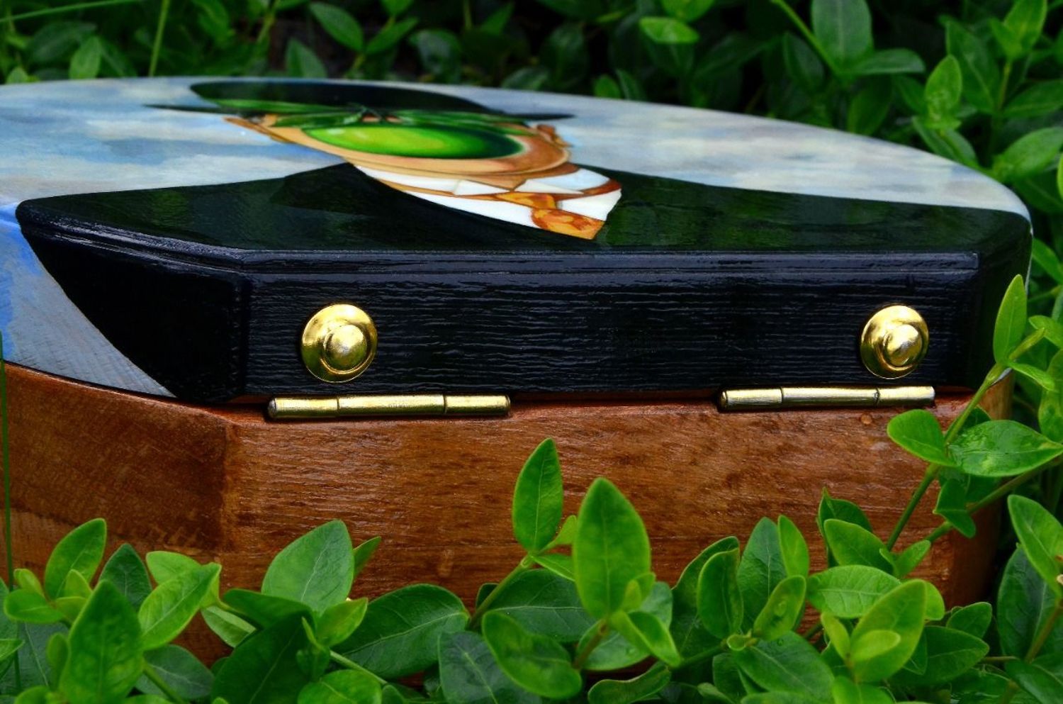 Фото №5 к отзыву покупателя (Lesia) о товаре Круглая сумка-кроссбоди из дерева с росписью "Магритт"