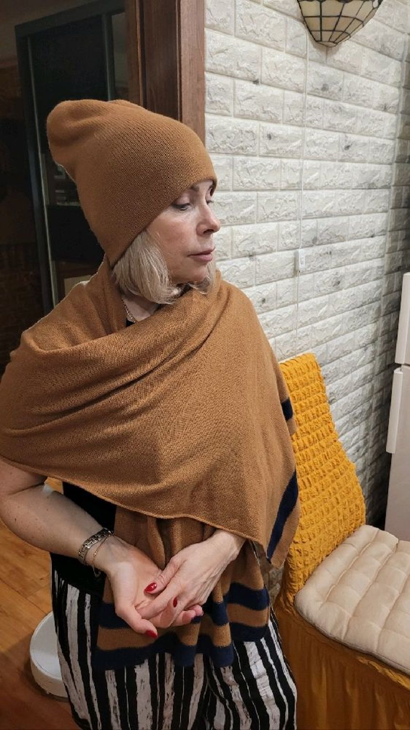 Photo №1 к отзыву покупателя Olga о товаре Кашемировый комплект - шарф-палантин и шапка-бини