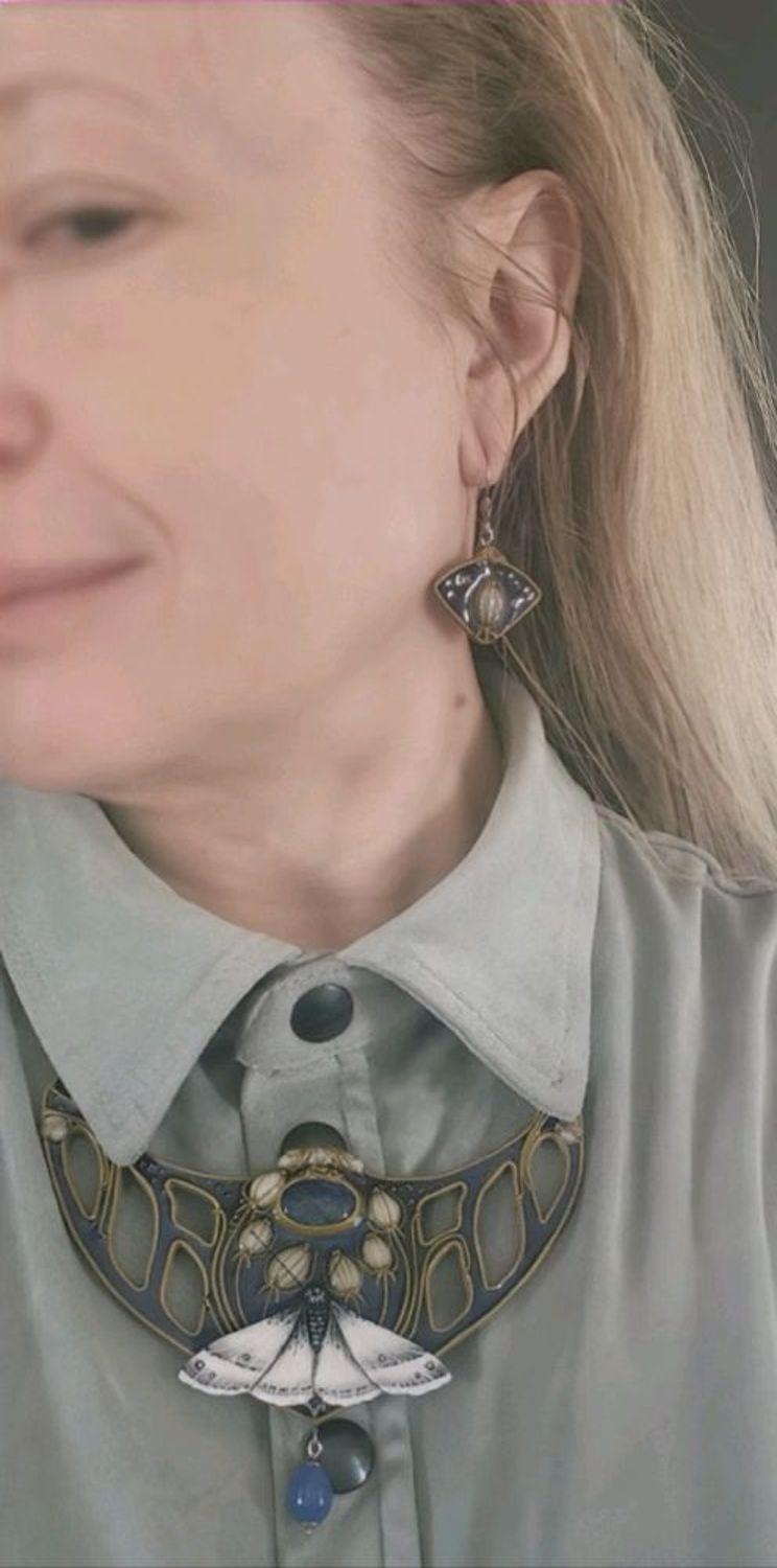 Фото №1 к отзыву покупателя Olesya Danilova о товаре Колье: "Полет мотылька в сумерках лета" с лазуритом.