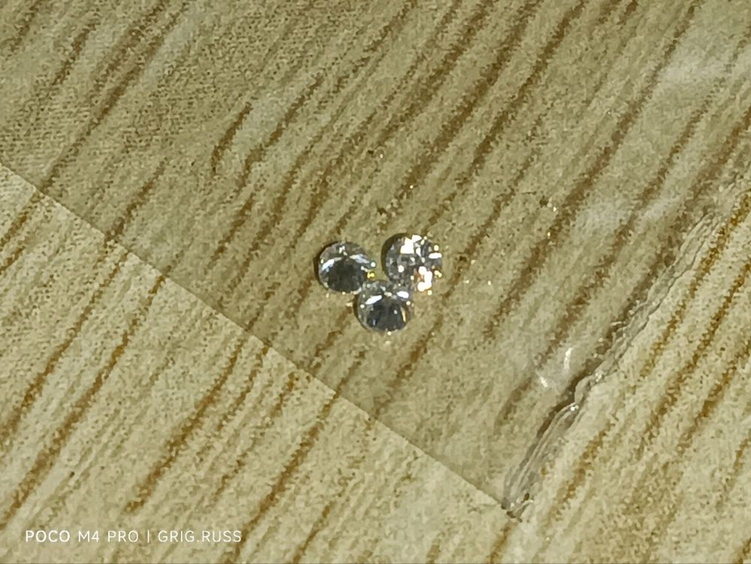 Фото №1 к отзыву покупателя grig.russ о товаре Муассанит (MOISSANITE) белый цвет G / VVS1, круг, 1,7 мм, 40 шт и еще 1 товар