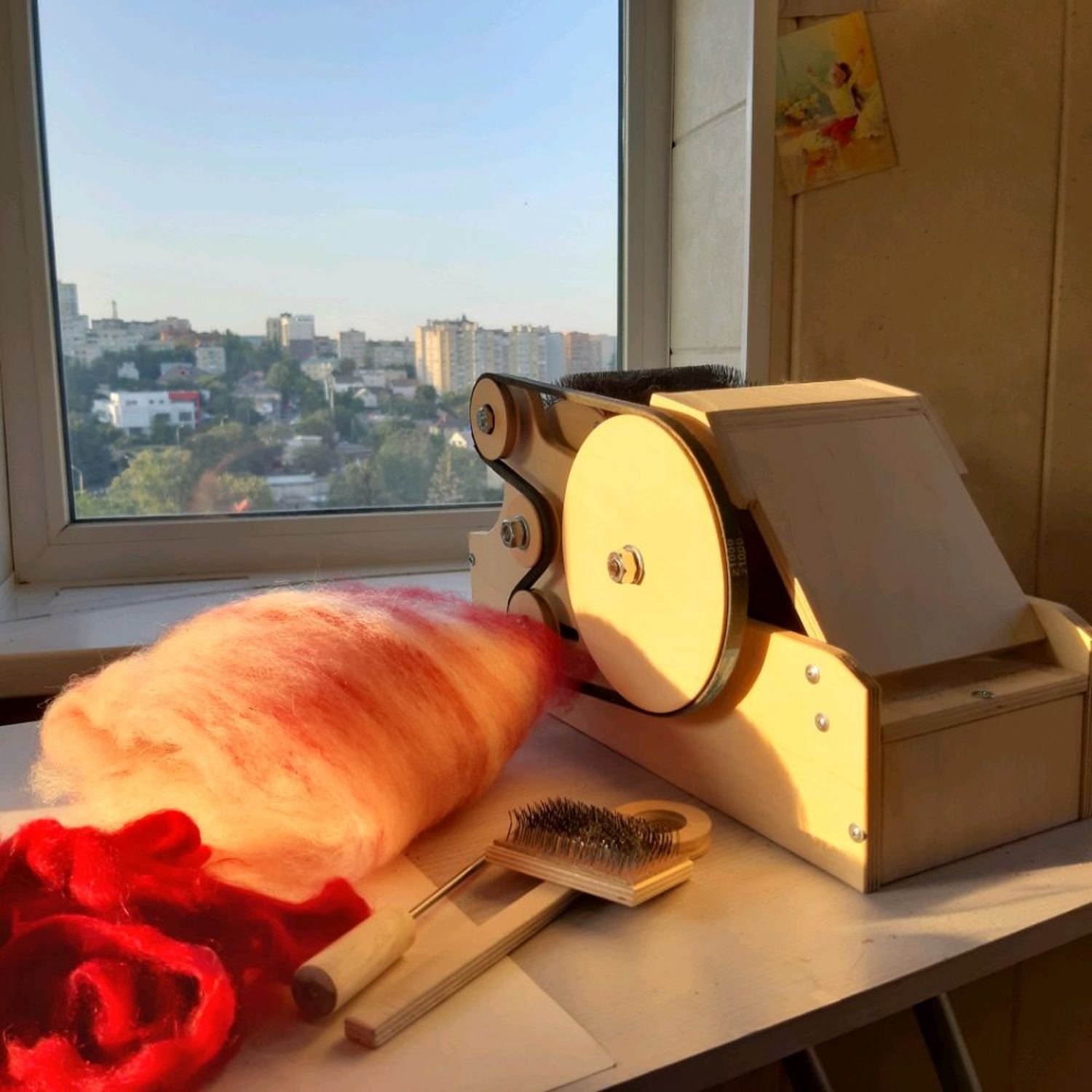 Фото №1 к отзыву покупателя Juliya-OrganicYarn о товаре Кардер барабанный со столиком.Drum carder.
