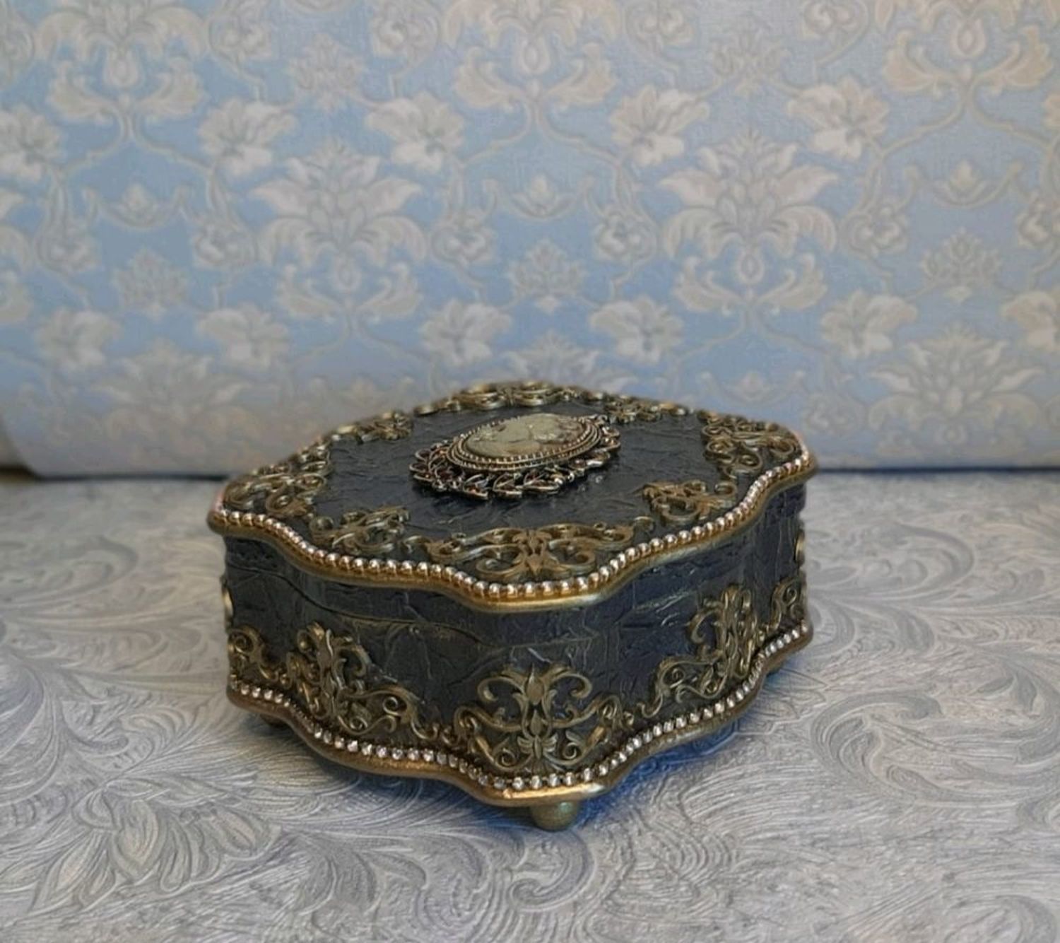 Photo №1 к отзыву покупателя Lika о товаре Шкатулка круглая 2 размера and 1 more item