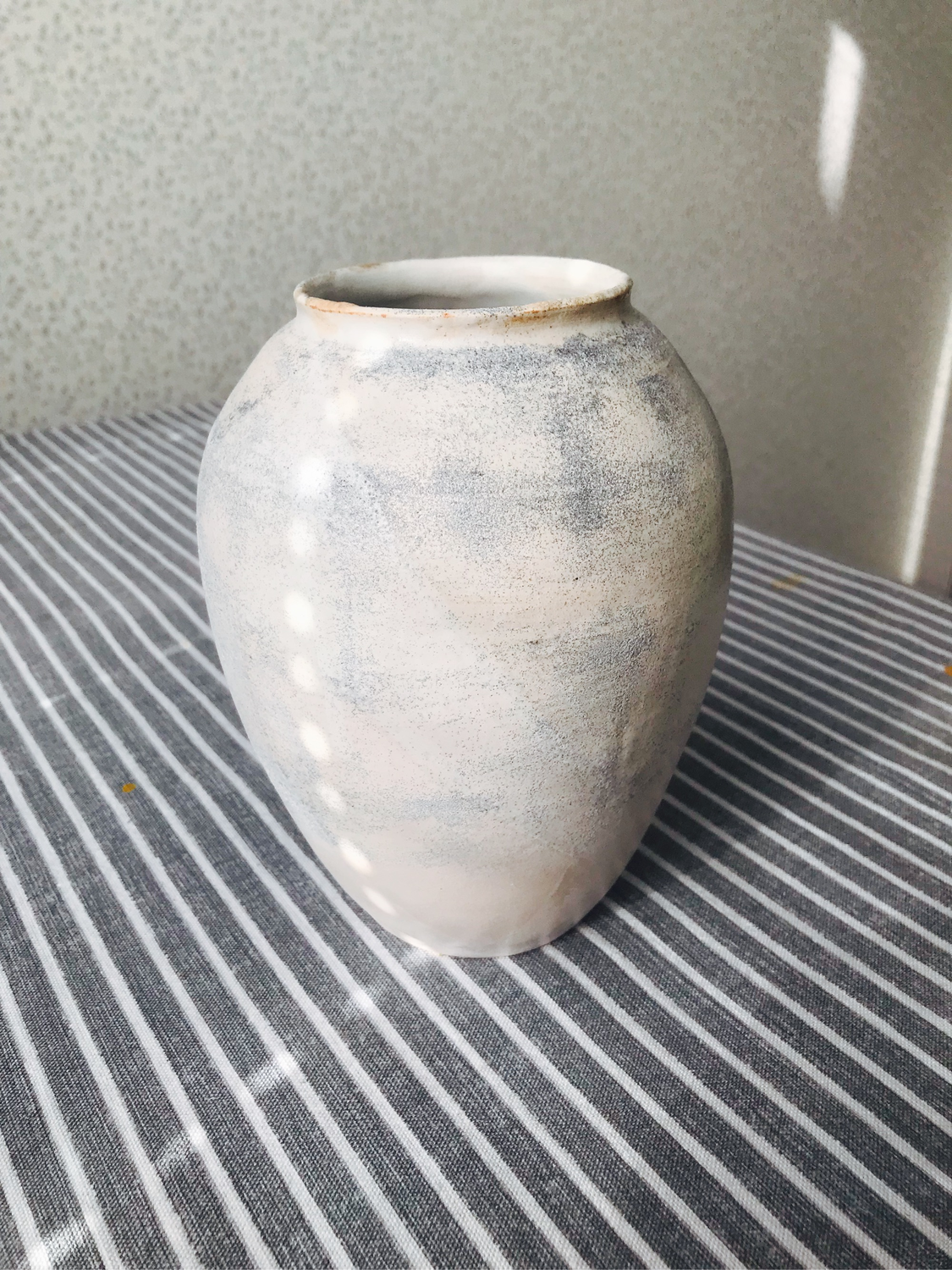 Фото №1 к отзыву покупателя Живые петли о товаре Серая керамическая ваза