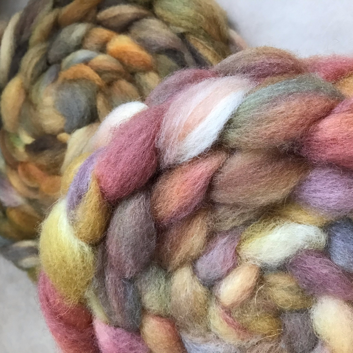 Фото №2 к отзыву покупателя chalsey_knittingthings о товаре Шерсть белая очень мягкая  натуральная овечья для прядения, валяния