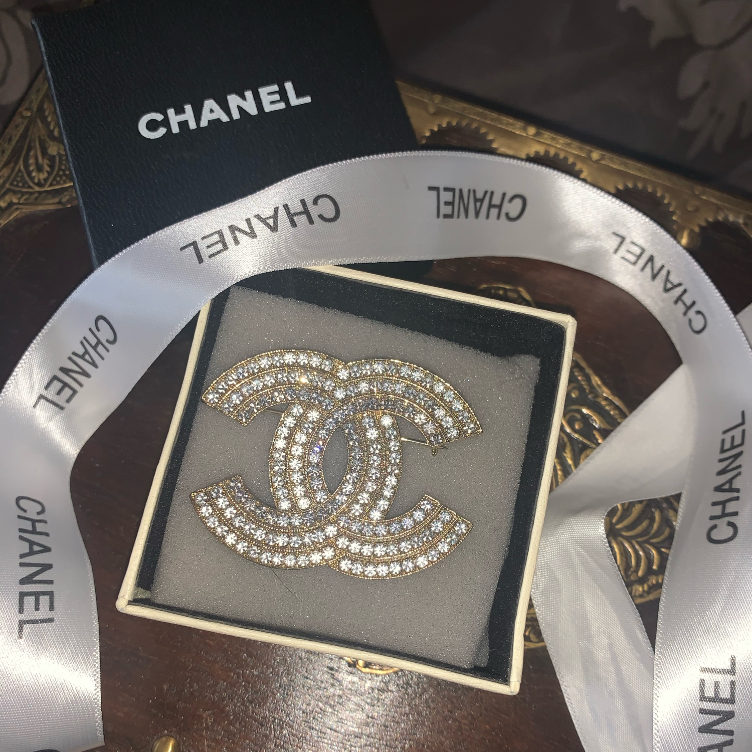 Фото №1 к отзыву покупателя Олеся Слюнько о товаре Винтаж: Брошь Chanel ювелирная. Большая брошь Шанель трёхрядная. Италия.