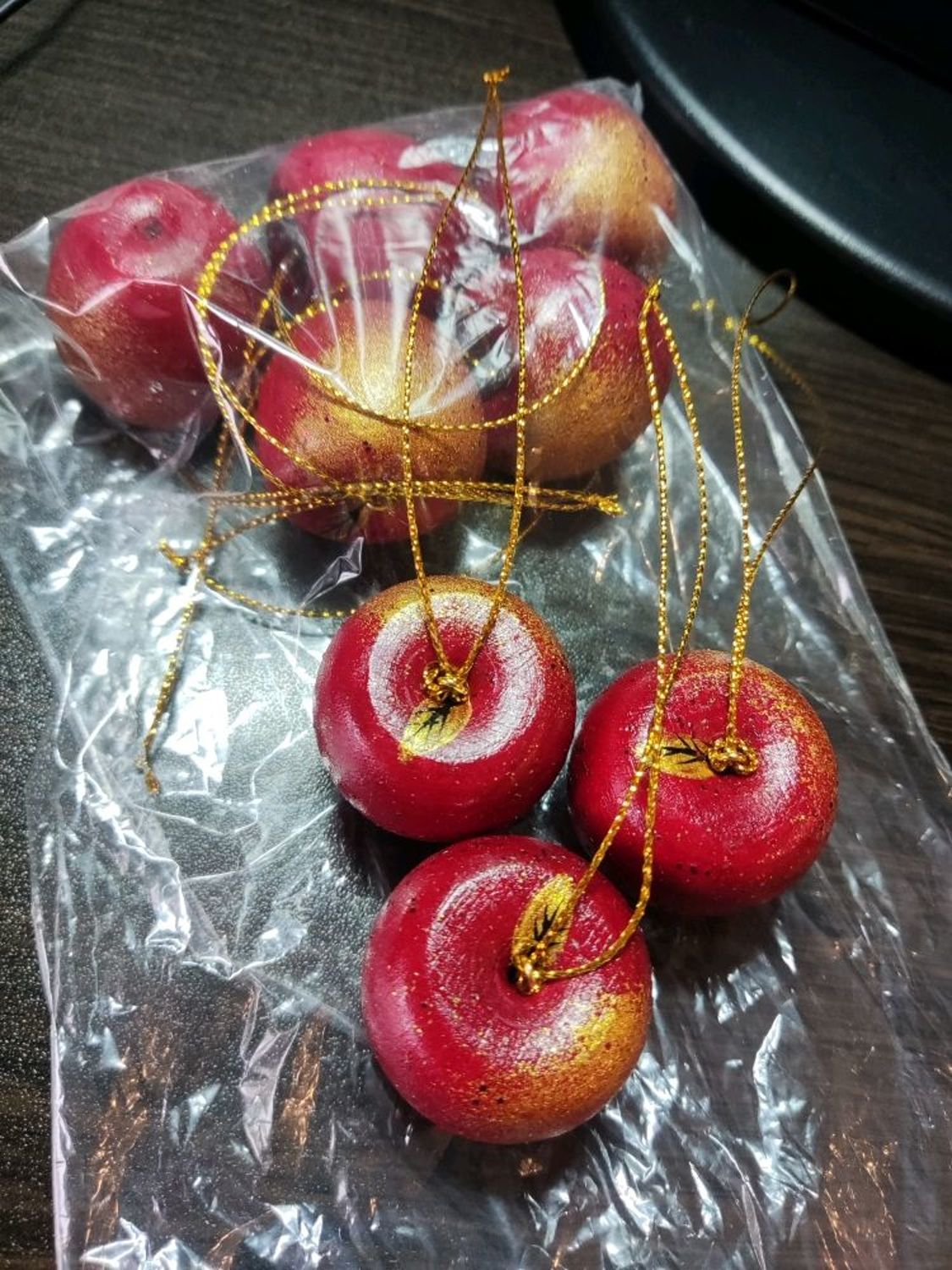 Фото №2 к отзыву покупателя Марина Есипова о товаре Елочные игрушки: Красные яблочки на елку, массив бука и еще 1 товар