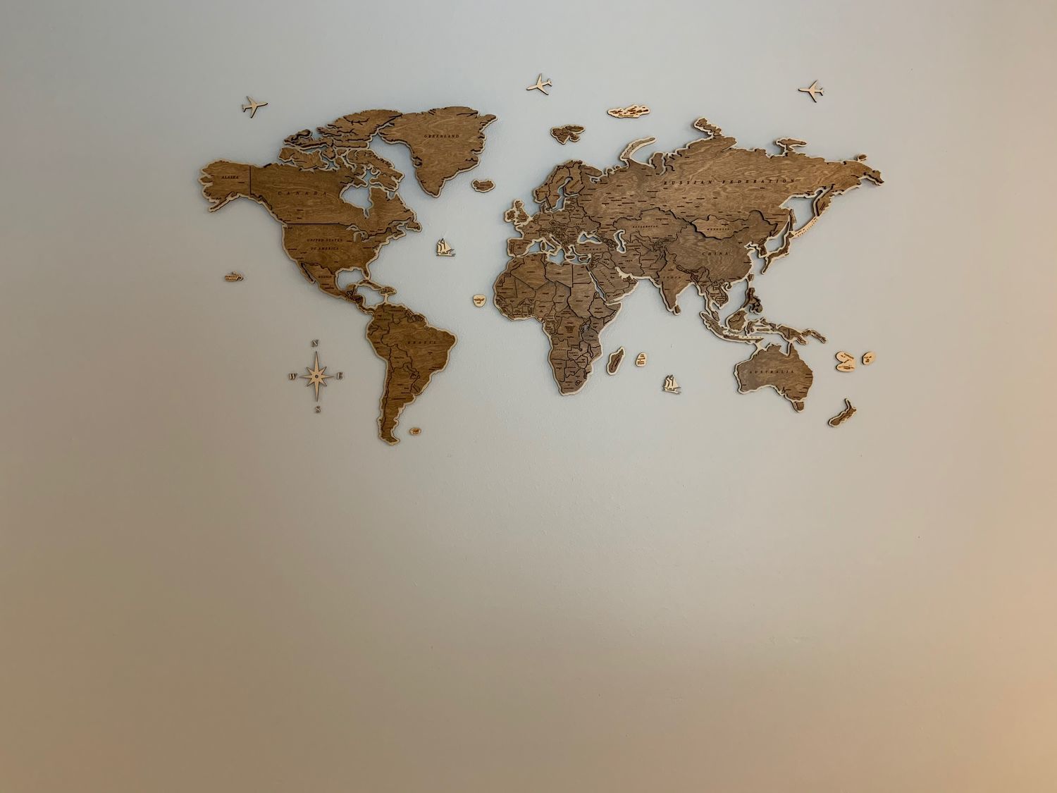 Фото №2 к отзыву покупателя Жанна о товаре Деревянная настенная карта мира путешествие 3D