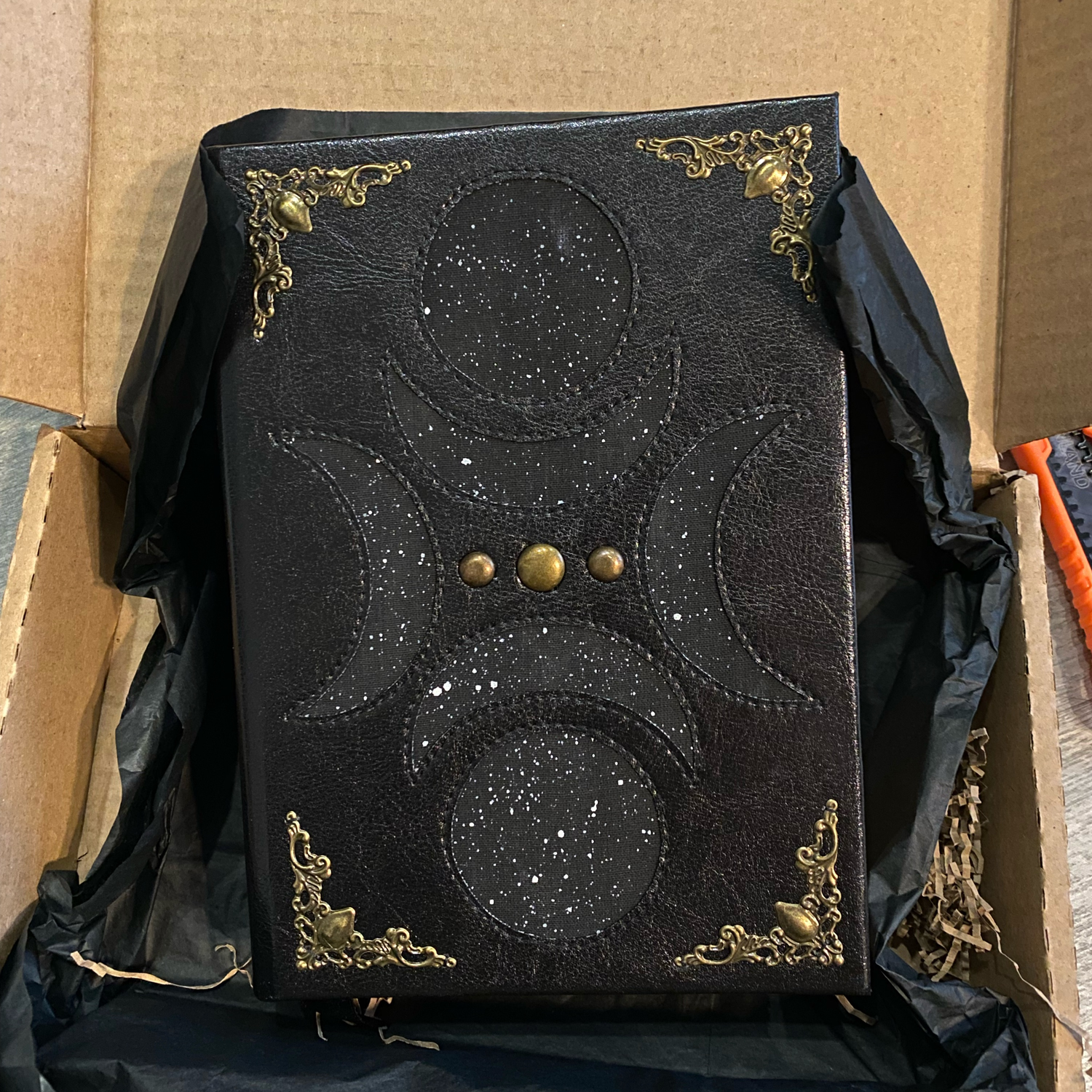 Фото №3 к отзыву покупателя Anastasia Morozova о товаре Магический блокнот А5 «Лунные фазы», кожзам, 120гр, 128л