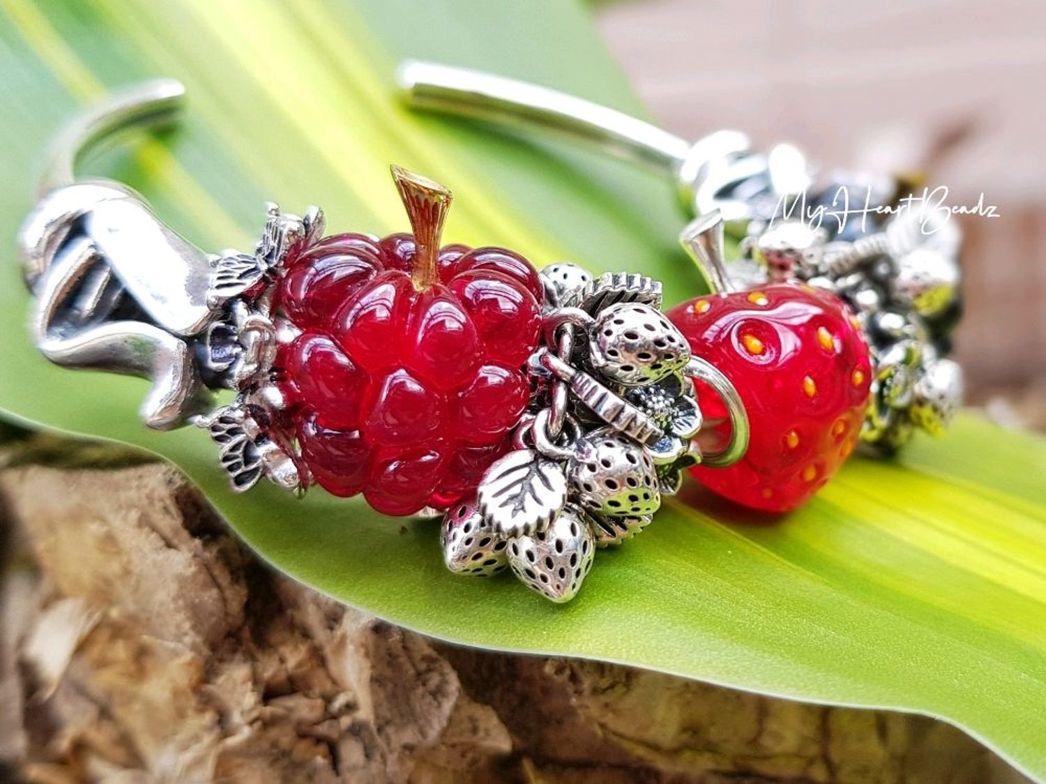 Фото №1 к отзыву покупателя Ningg о товаре Pandora Strawberry bracelet charm with silver inserts и еще 3 товара