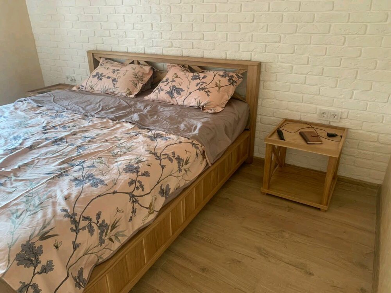 Фото №1 к отзыву покупателя Елена о товаре Комплект мебели для спальни: кровать и 2 тумбы.