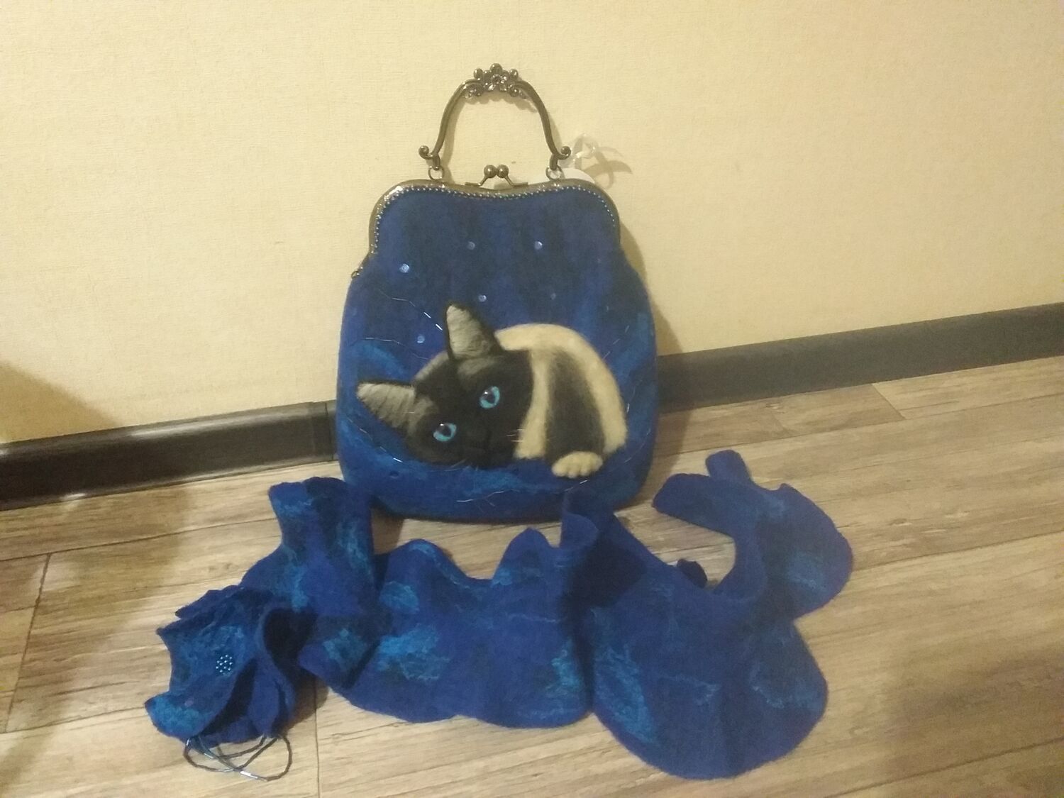 Фото №2 к отзыву покупателя fktrcltl о товаре Сумка синяя Кот / женская вечерняя валяная сумочка / сумка из шерсти