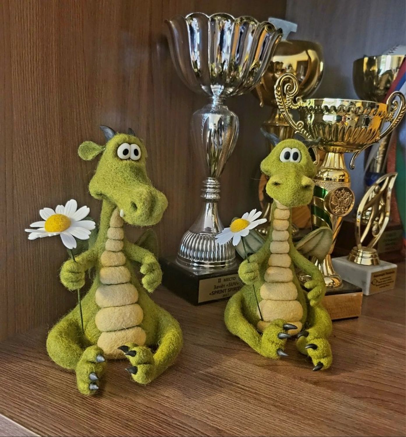 Photo №1 к отзыву покупателя Tatyana-makrame panno о товаре Войлочная игрушка: Дракон с ромашкой.