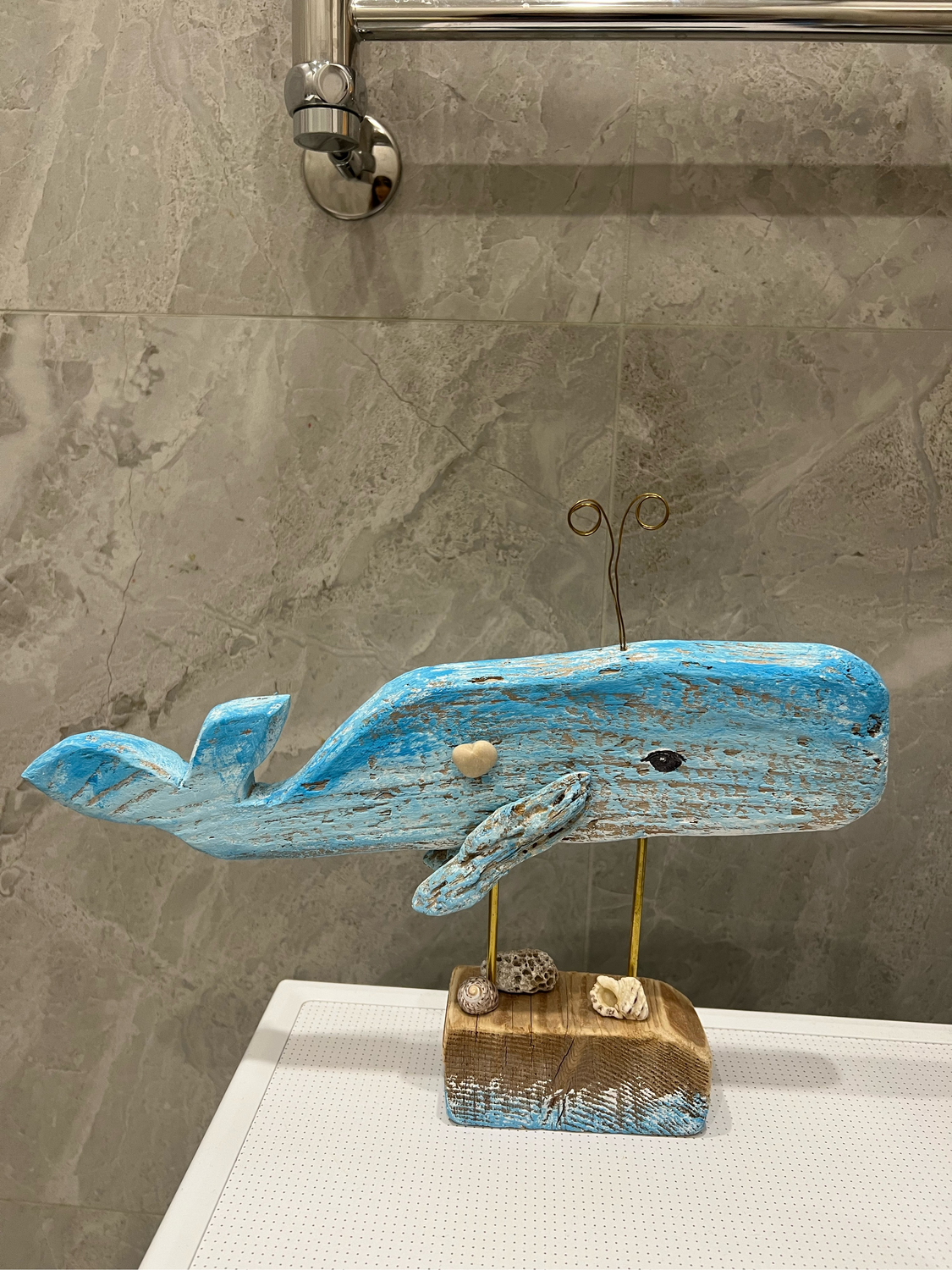 Фото №1 к отзыву покупателя Татьяна о товаре Голубой кит с сердцем Дрифтвуд 34 см