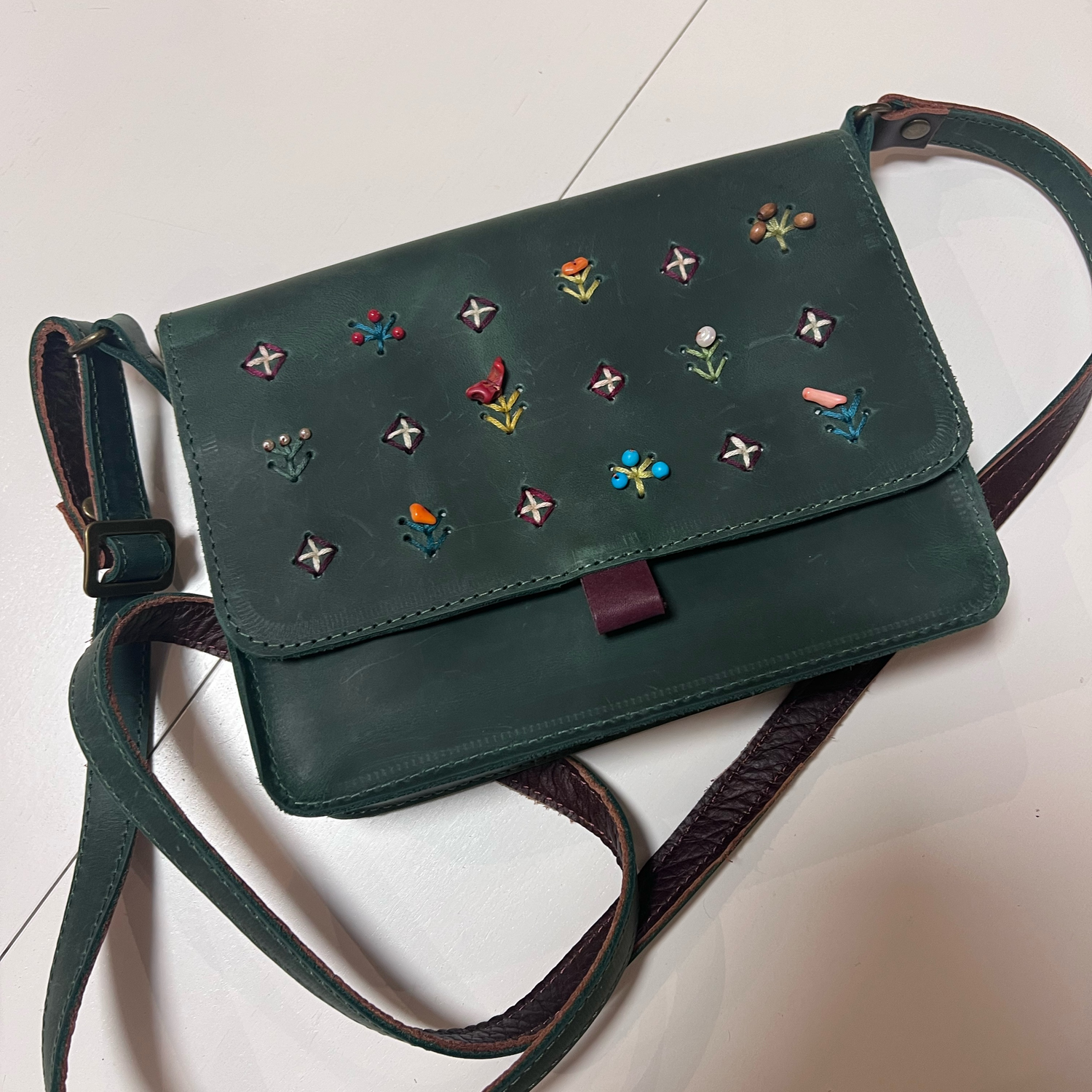 Photo №2 к отзыву покупателя Darya Egumnova о товаре Маленькая сумочка из натуральной кожи с вышивкой ручной работы.