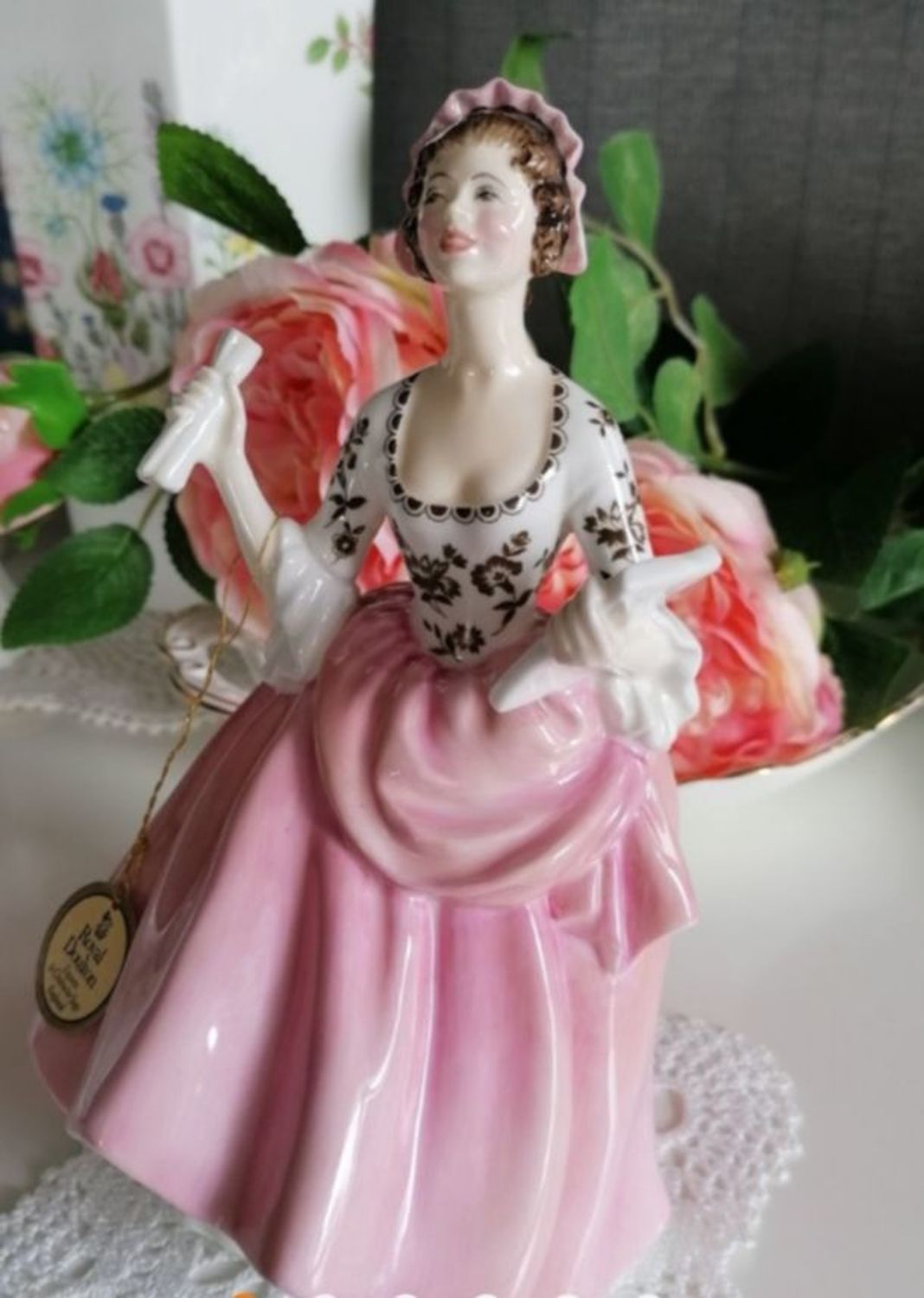 Фото №2 к отзыву покупателя Ирина о товаре Винтаж: Royal Doulton статуэтка THE BALLAD SELLER фарфор Англия