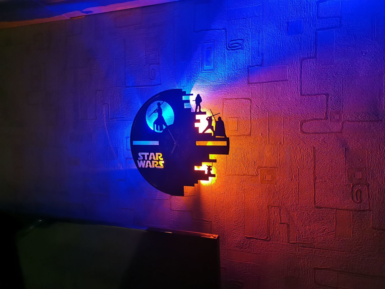 Photo №1 к отзыву покупателя Aleksej о товаре Настенные часы с LED подсветкой из пластинки Звездные Войны