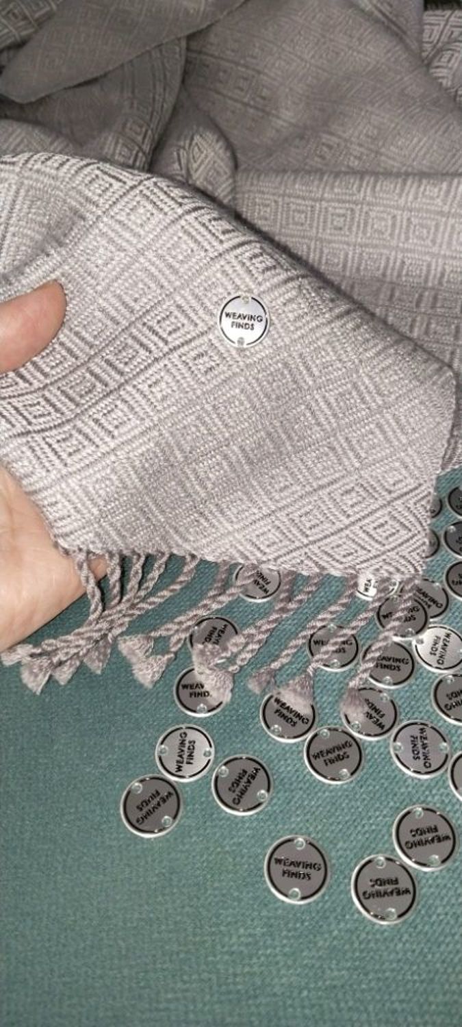 Фото №1 к отзыву покупателя Weaving Finds. Ручное ткачество. о товаре Нашивка из металла с логотипом, бирки из металла с гравировкой, шильд