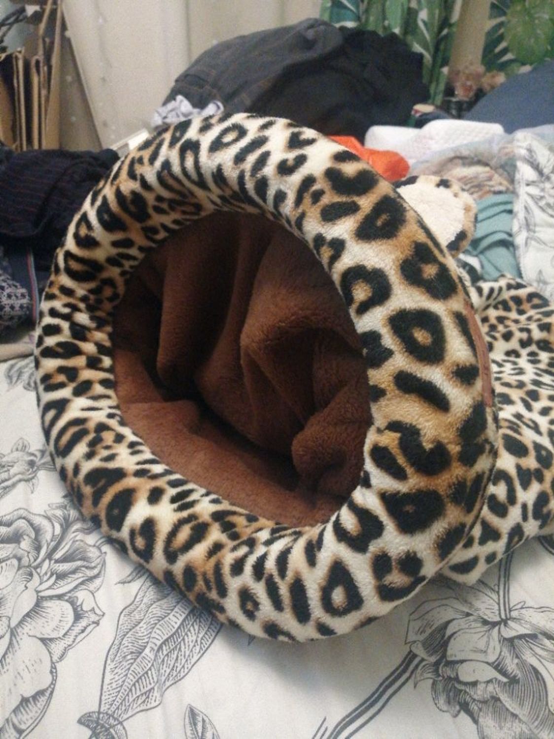 Фото №1 к отзыву покупателя Мария о товаре Лежанка - спальный мешок для кошки "Леопард" принт