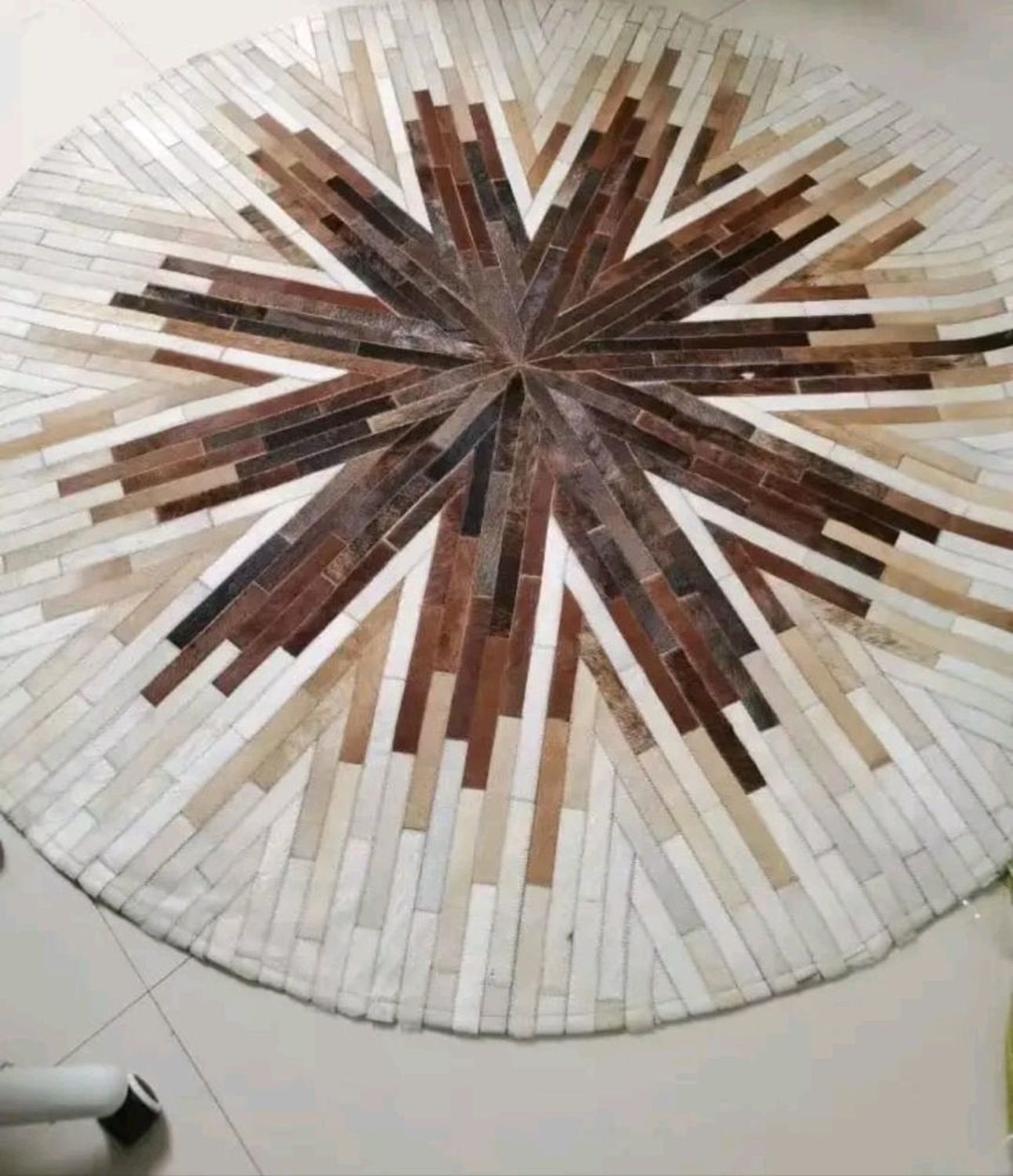 Фото №1 к отзыву покупателя Алиса о товаре Ковёр из коровьих шкур Luxury Patchwork круг 120х120см