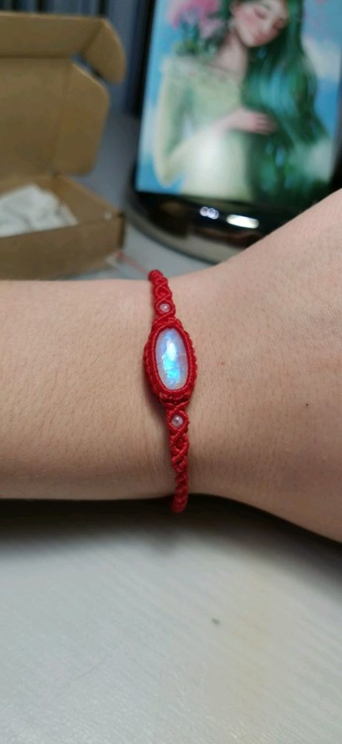 Photo №3 к отзыву покупателя Ekaterina Starikova о товаре Красный браслет лунный камень браслет из лунного камня браслет тонкий