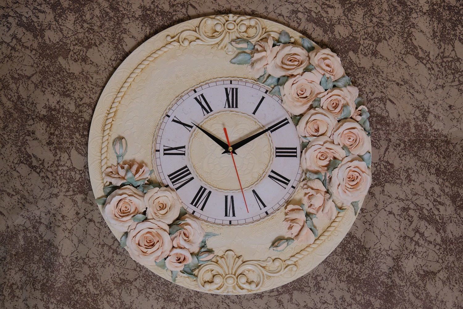 Photo №1 к отзыву покупателя Dmitrij о товаре Часы "Люси"  с объемными розами скульптурная живопись 50 см