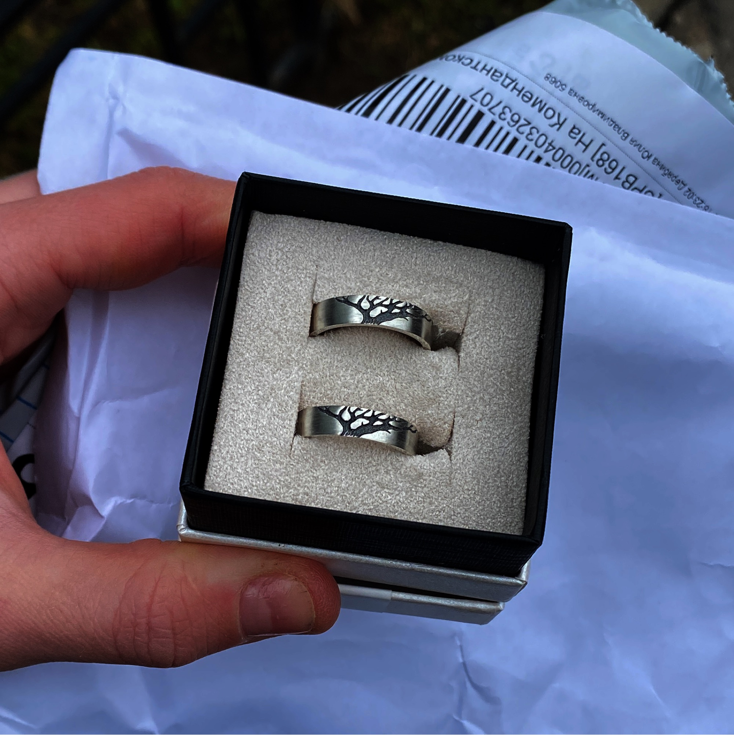 Фото №1 к отзыву покупателя Константин Кеберлейн о товаре Обручальное кольцо из серебра Древо