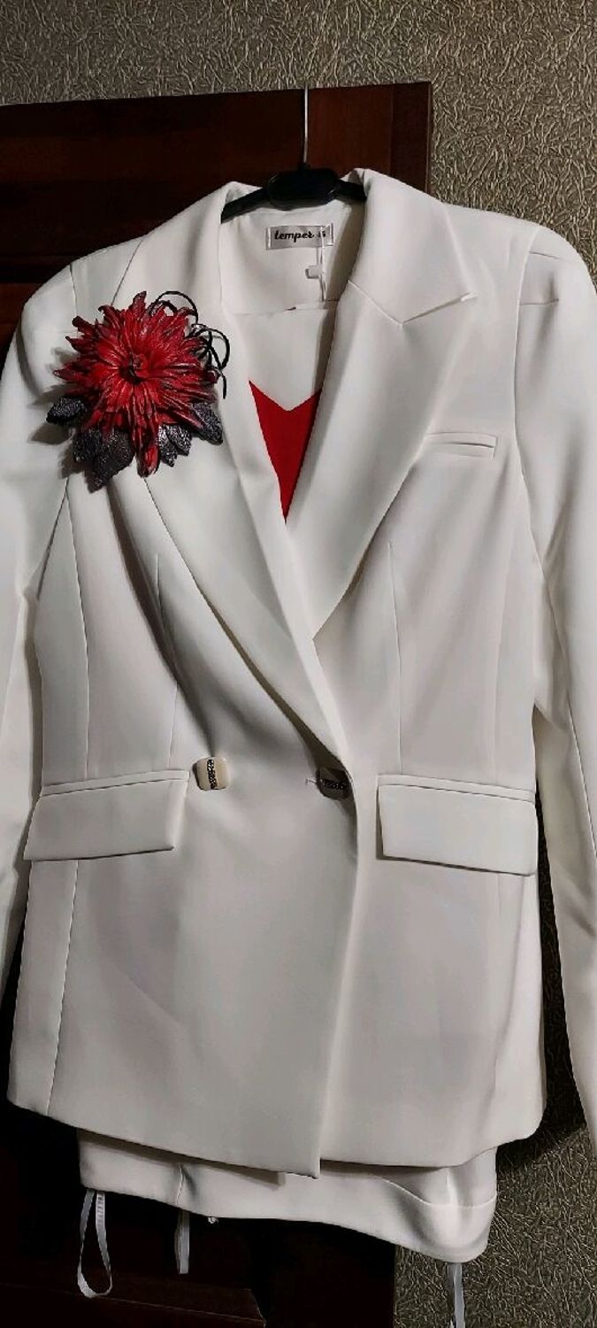 Фото №1 к отзыву покупателя Tatyana Glinskaya о товаре Брошь красный цветок из кожи с серебристыми листиками