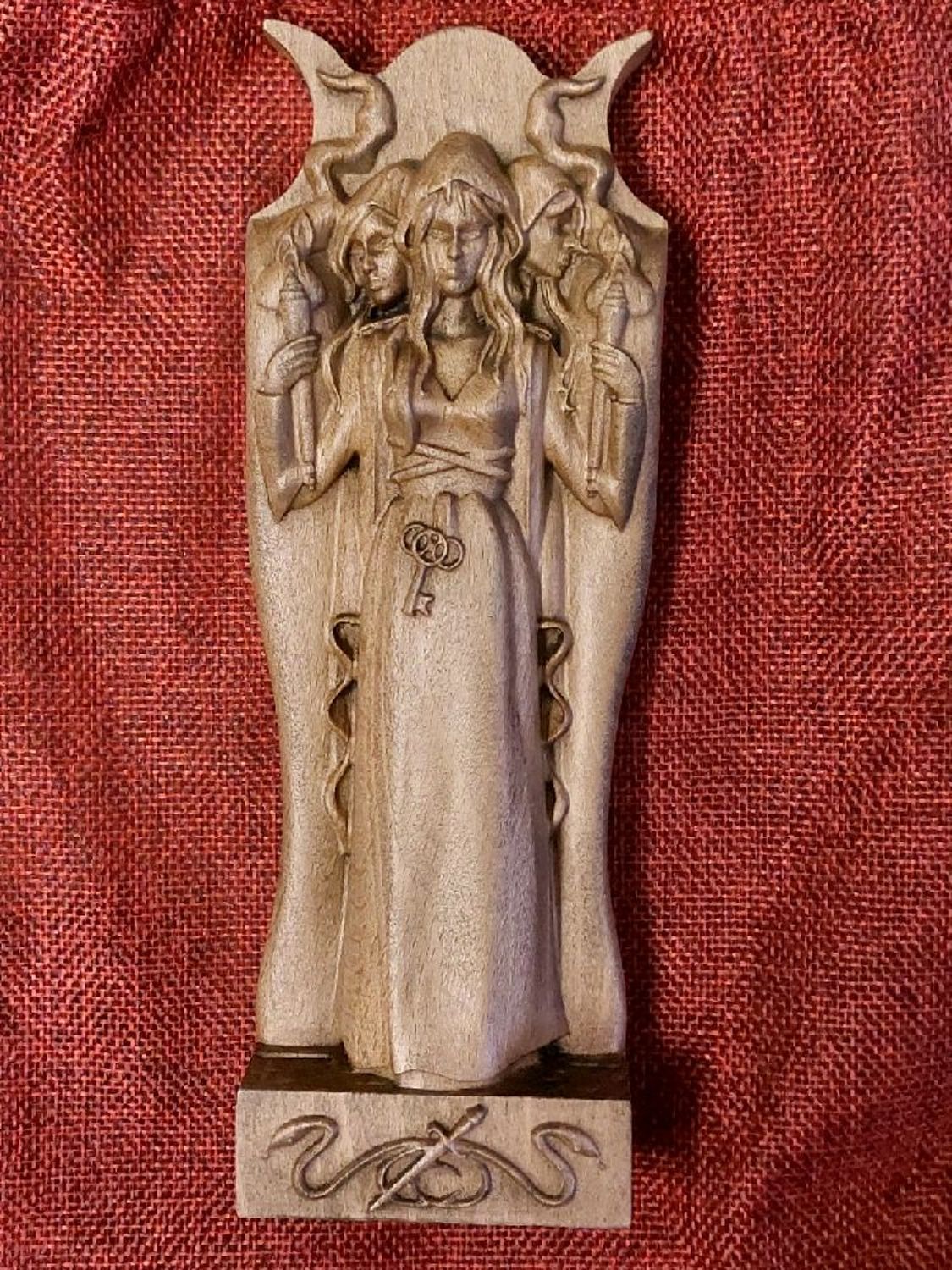 Фото №2 к отзыву покупателя Сара о товаре Геката богиня статуэтка повелительница колдуний, ритуальная атрибутика