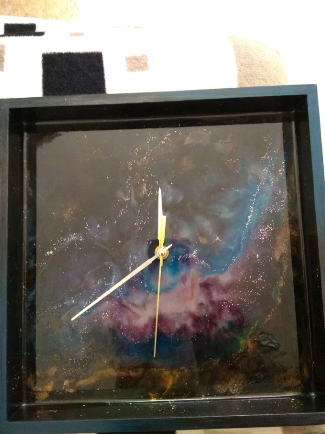Фото №2 к отзыву покупателя Lenchevskaia Yana(Macrophotographie) о товаре Часы настенные "Космос", эпоксидная смола