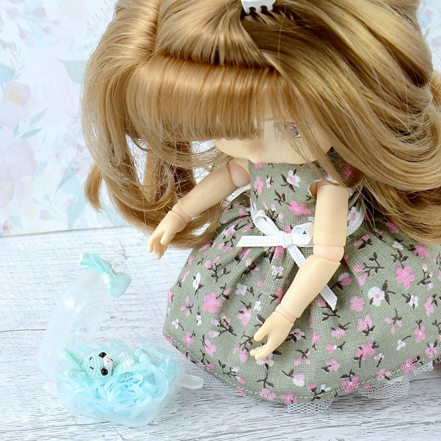 Фото №1 к отзыву покупателя SVSAKI_DOLLS Бирюкова Светлана о товаре Миниатюрный коллекционный вязаный зайчик любой расцветки под заказ
