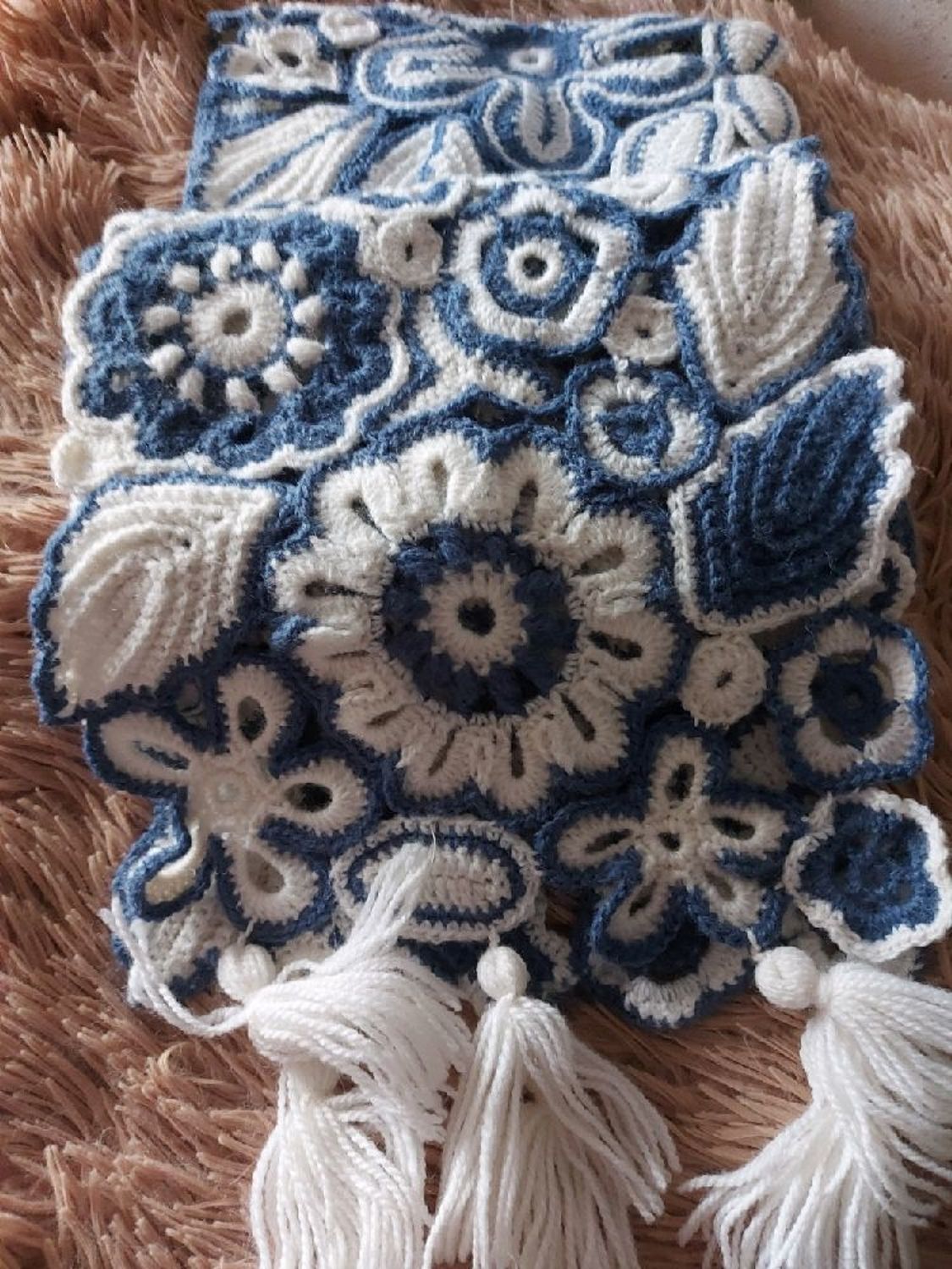 Фото №1 к отзыву покупателя Marina Kalashnik о товаре Шарфы: Стильный шарф ручной работы из сине-белых мотивов крючком