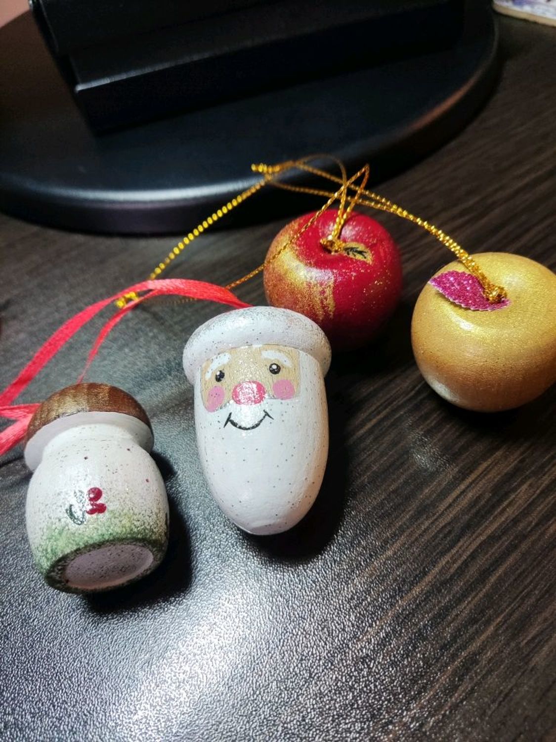 Фото №1 к отзыву покупателя Марина Есипова о товаре Елочные игрушки: Красные яблочки на елку, массив бука и еще 1 товар