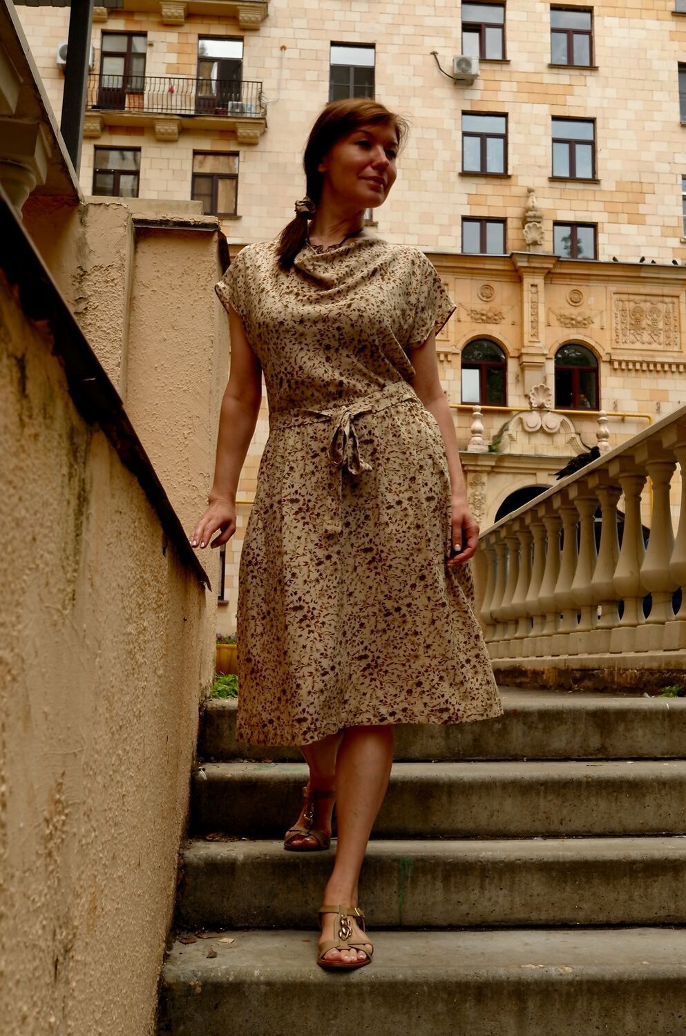 Фото №3 к отзыву покупателя Елена о товаре Летнее платье из вискозы, бежевое, коричневое, с коротким рукавом