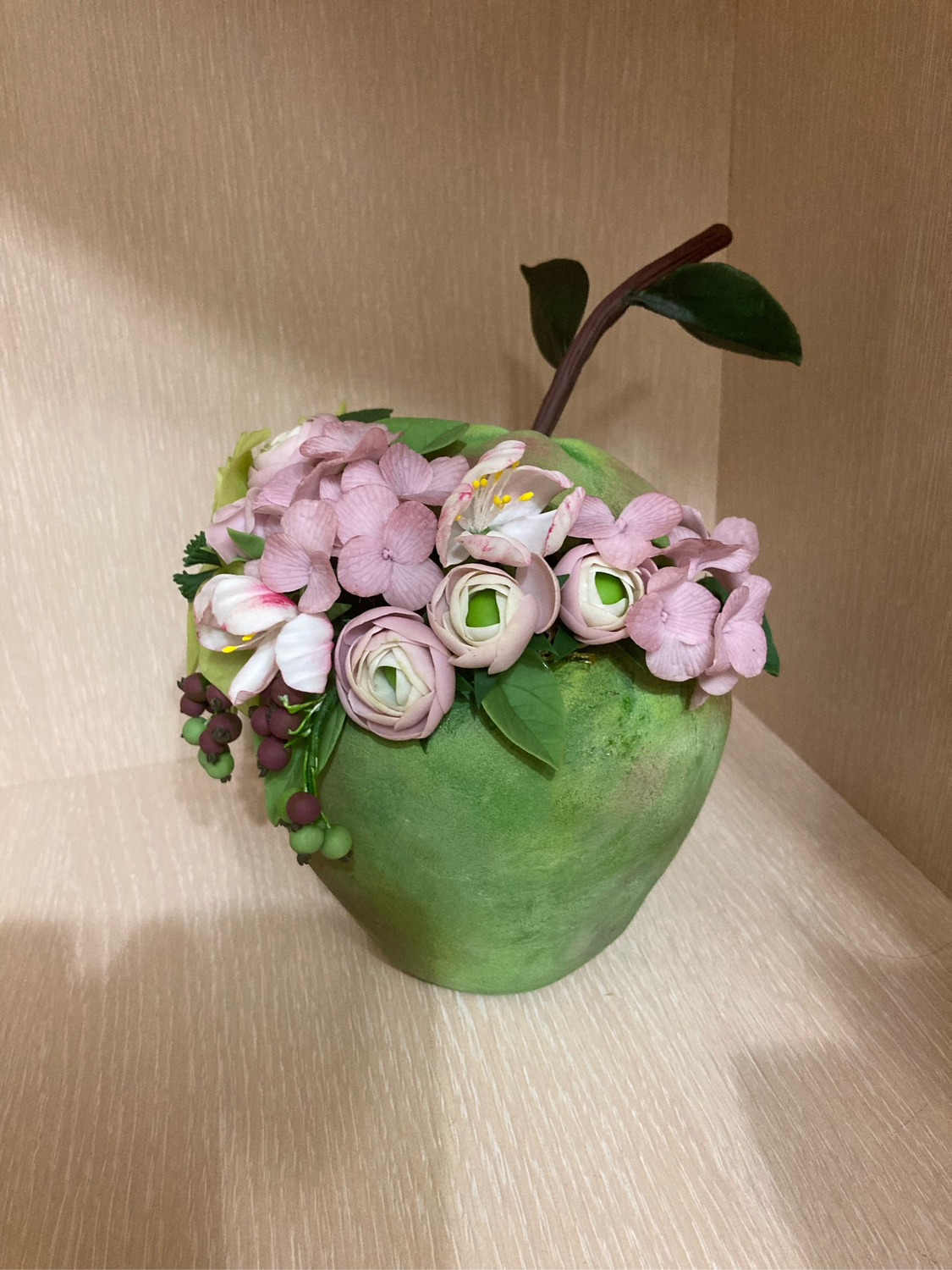 Photo №3 к отзыву покупателя Tatyana о товаре Композиции: Яблоко с цветами (все сделано из глины)