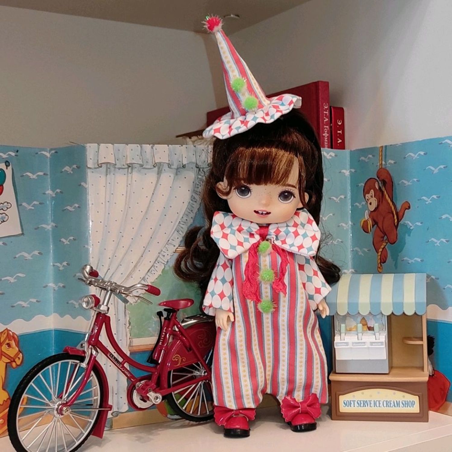Фото №1 к отзыву покупателя Юлия о товаре Одежда для кукол: костюм клоуна для Qbaby