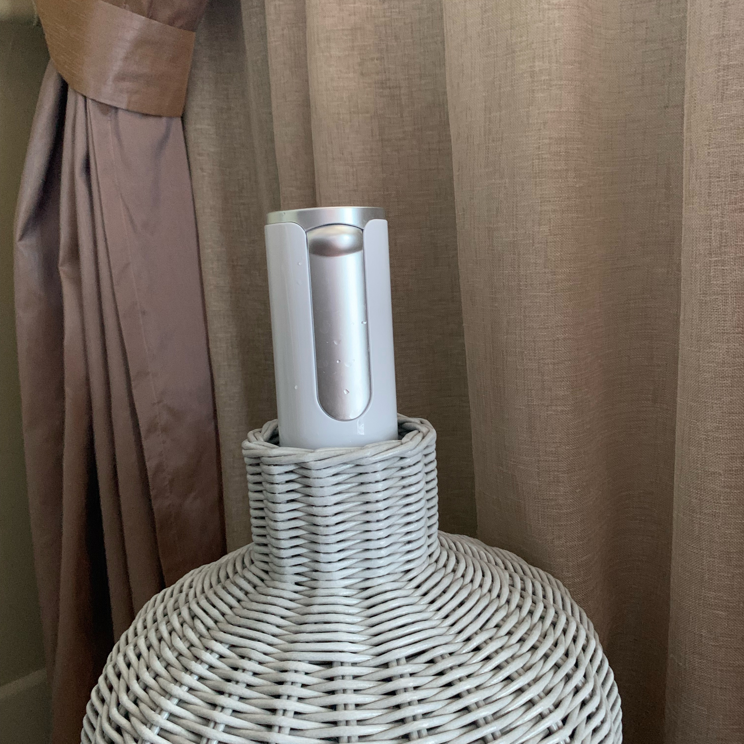 Фото №2 к отзыву покупателя Виола о товаре Чехол плетеный в серо-белом цвете для бутыли кулера