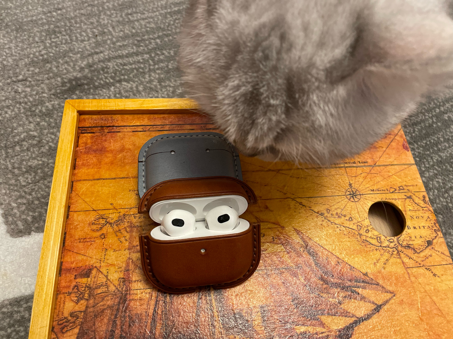 Фото №3 к отзыву покупателя Ксения о товаре Чехол для AirPods 3 из итальянской кожи buttero и еще 1 товар