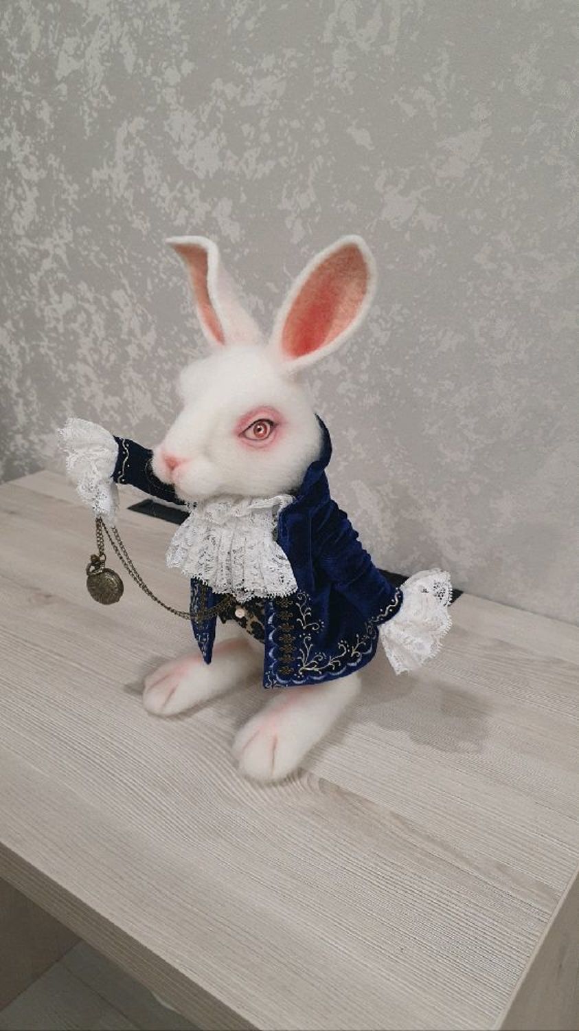 Photo №2 к отзыву покупателя Natalya о товаре Белый кролик из Алисы в стране чудес заяц игрушка из шерсти